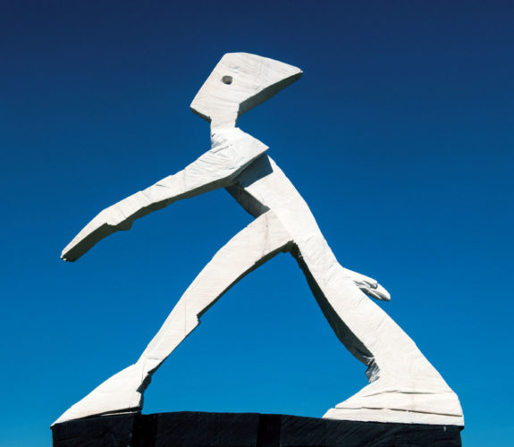 Tilmann-Röhner-Großer-Schritt-mit-Hemmnis-100-x-130-cm-2012-Skulptur-Linde